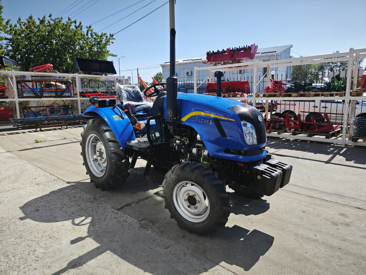 Трактор Донфенг 404  на нашей выставочной площадке