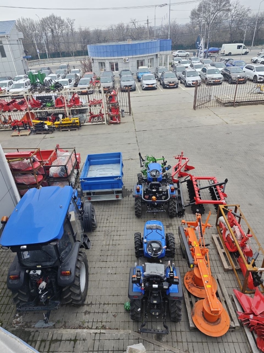 Трактора и навесное оборудование на нашей выставочной площадке