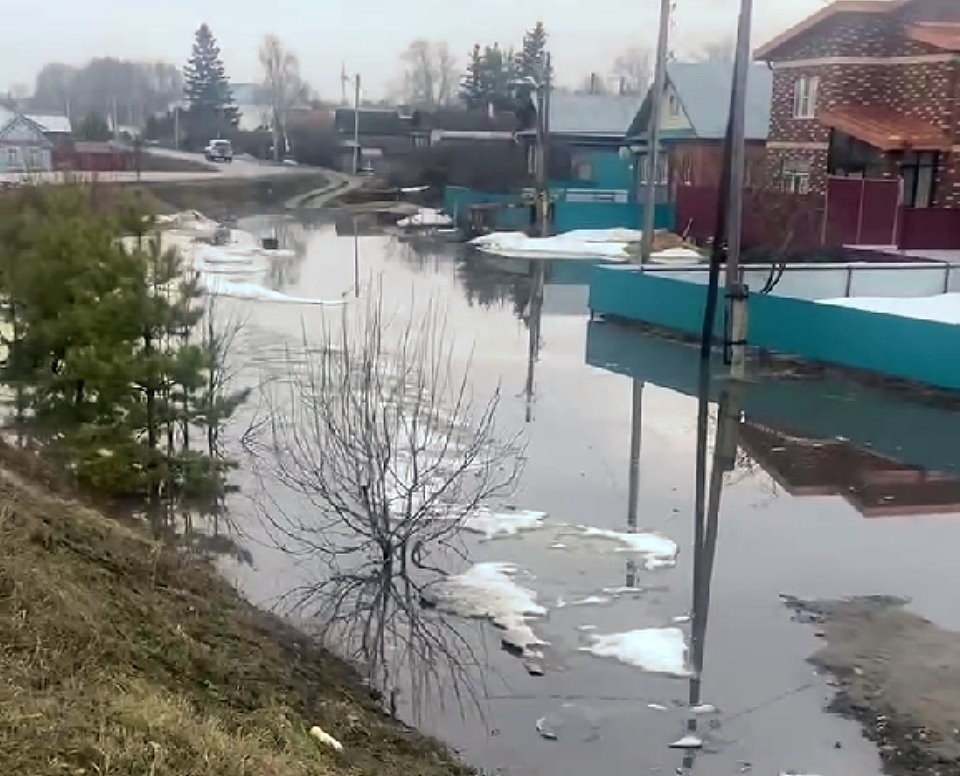 У нас в деревне разлилась речка