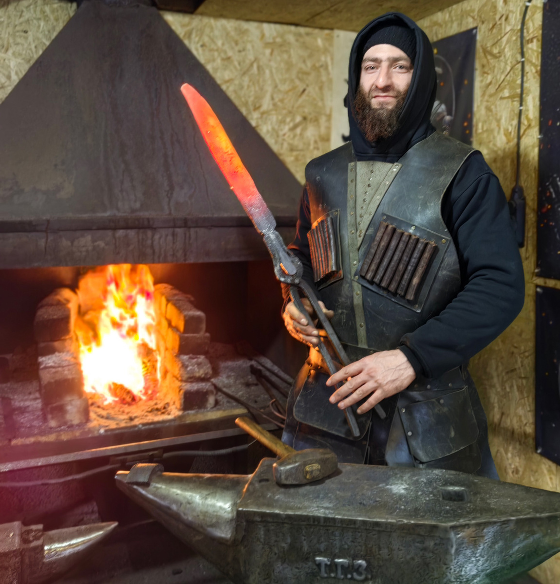 Шамиль Батчаев не только кузнец, но и шорник, слесарь, дизайнер, ювелир... Фото автора.