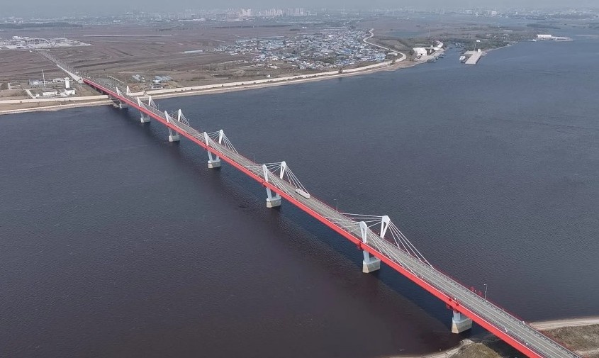 Грузовой трафик по трансграничному мосту через Амур вырос в 2 раза