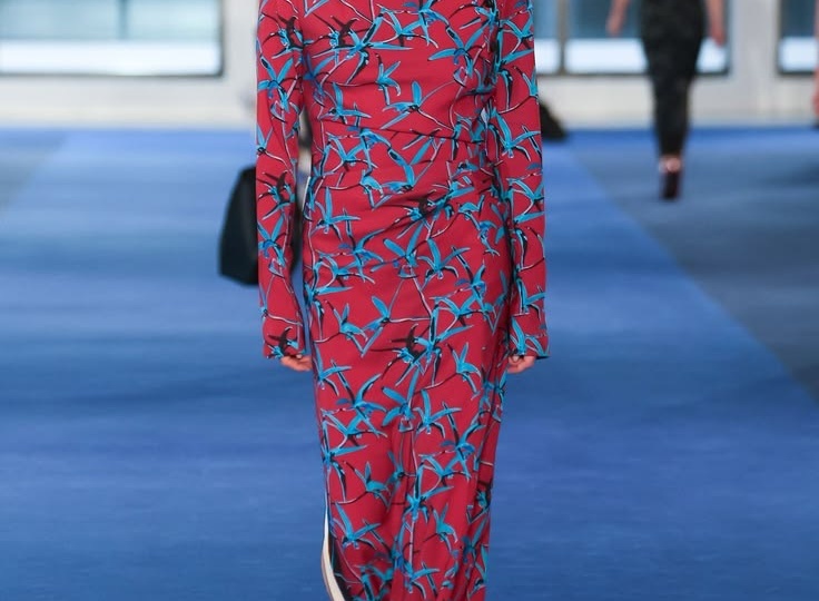 Модные платья весны и лета 2026: как выбрать подходящий фасон, материал и стильные аксессуары