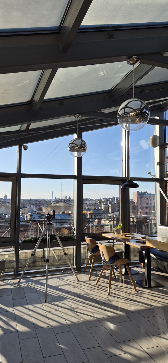 Вид на башню Газпрома и на Исаакий. Можно посмотреть через подзорную трубу, но мне не очень понравилось это развлечение. А вот люстры в баре - очень! 