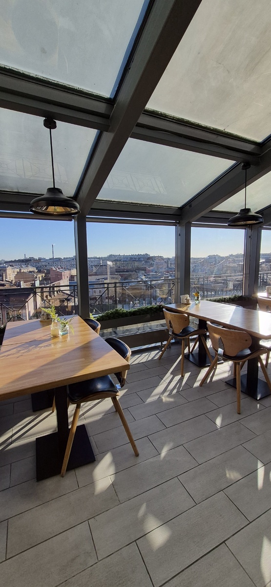 В целом уютно, но искуственные цветы в емкостях с какой-то странной желтой жидкостью вызывали недоумение. 