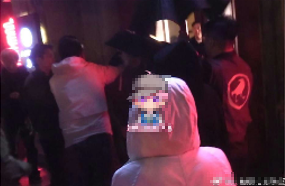 Фотографии с Вэйбо.