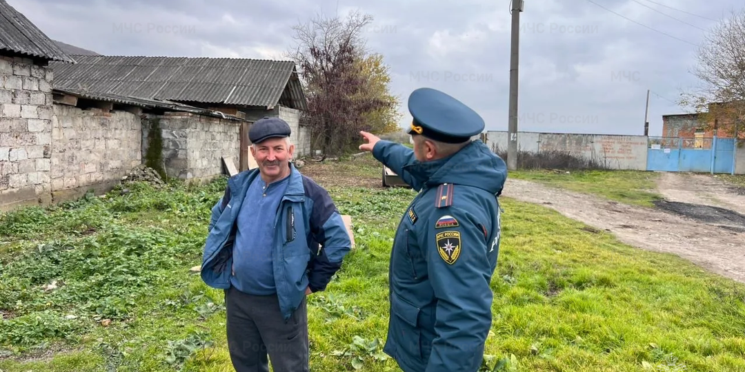 Специалисты МЧС России провели подворовой обход в селении Эльхотово