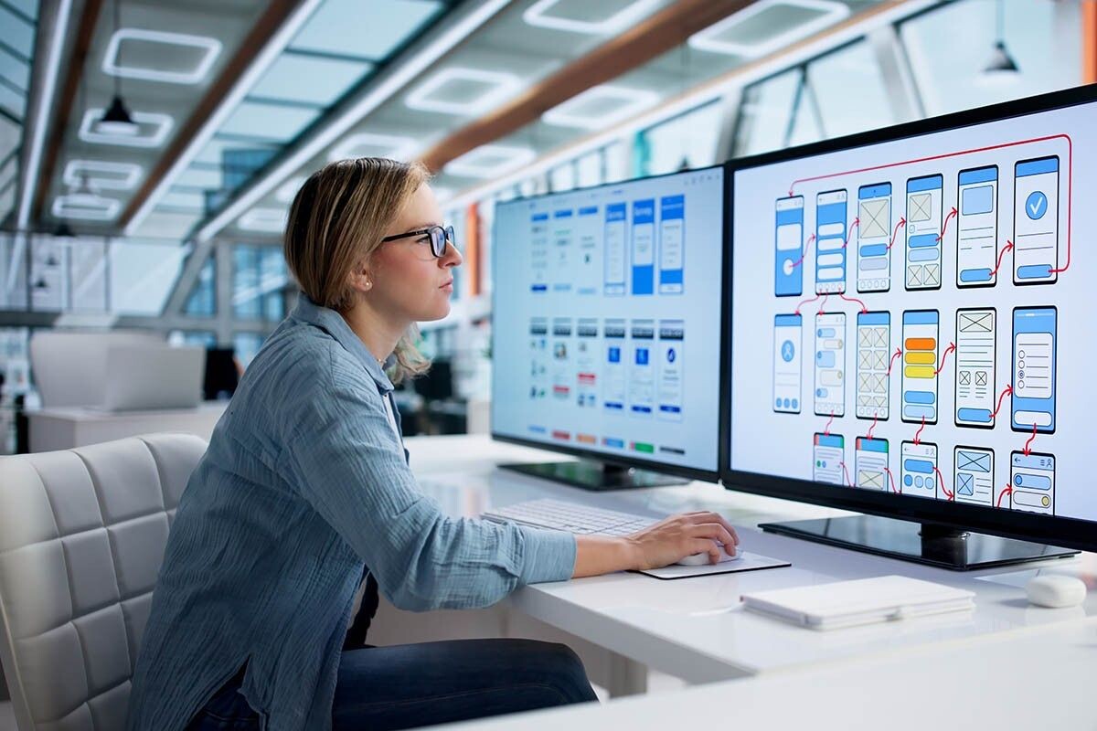 Специалист создает дизайн сайта с современным интерфейсом. Источник: Andrey_Popov / Shutterstock / FOTODOM📷
