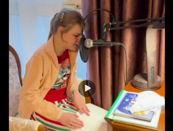 Автор озвучивает сказки, читая кончиками пальцев написанное шрифтом Брайля