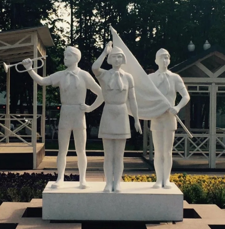 Характерные гипсовые пионеры тех лет. Эти неплохо сохранились.