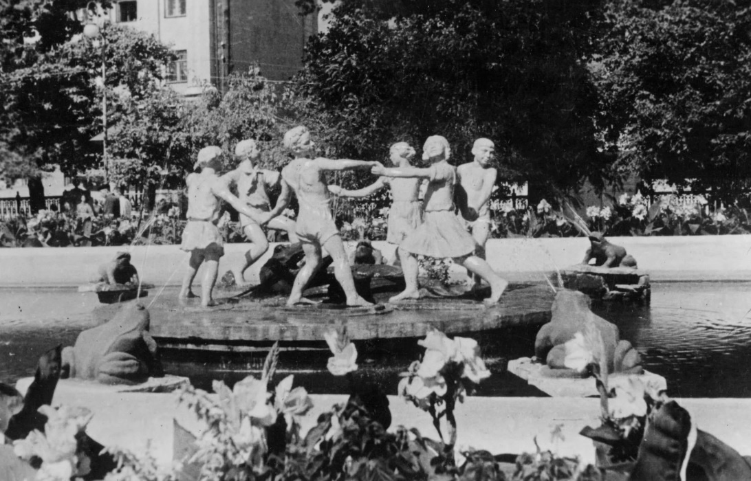 Дети у фонтана. Яркий пример сквера 60х годов.