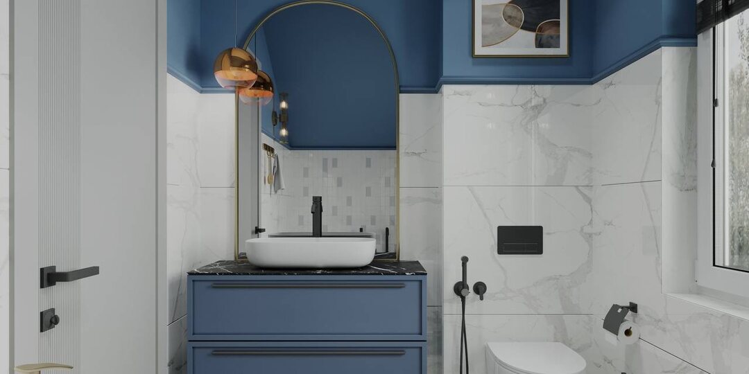 Глубокий тёмно-синий цвет в верхней части стен задаёт характер всему пространству, а светлая каменная отделка добавляет ощущение чистоты и