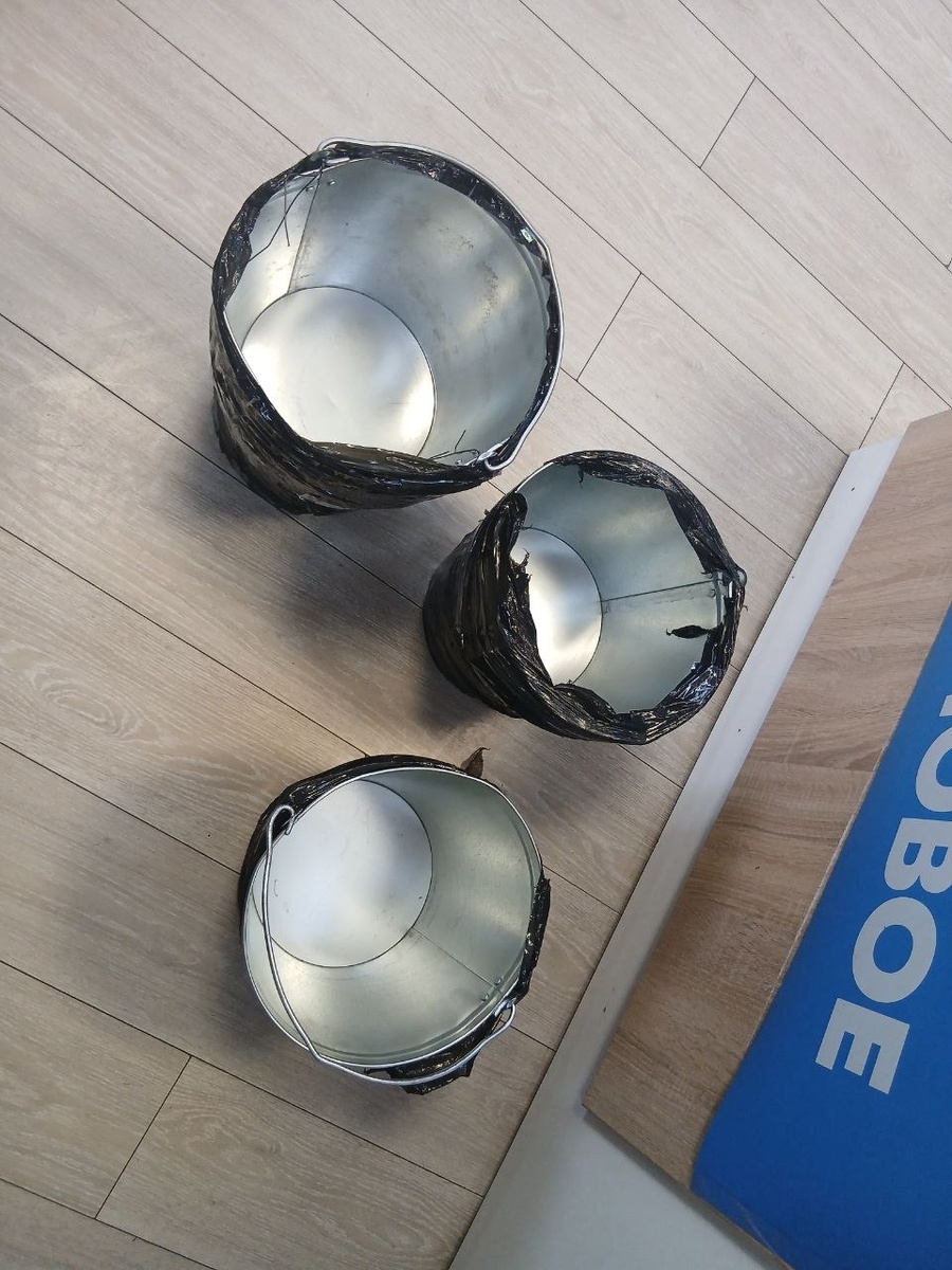 В приют приехали посылки от кураторов, очень нужные ведра, в них дают воду собакам приюта. Ведра и миски бытро приходят в негодность собаки их ломают, деформируют, приходится регулярно менять.