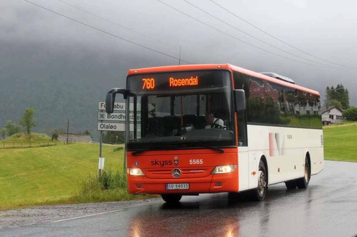    Для уверенного вождения автобусом необходимы специфические навыки, и пока совершенно не ясно, откуда они у 14-летнего подростка.
