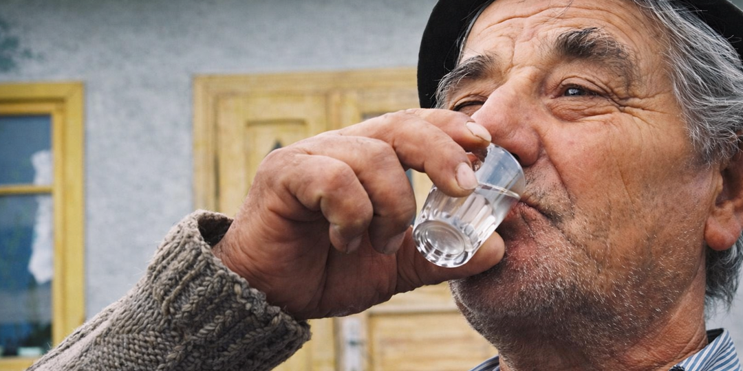 Какие алкогольные напитки пьют долгожители: почему продлевают жизнь?