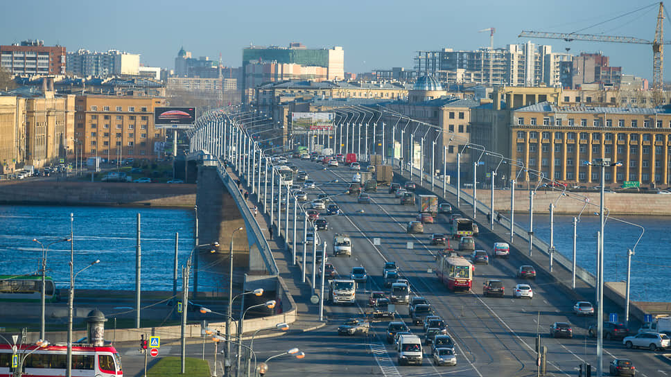 На мосту Александра Невского заменят асфальт почти за миллиард рублей .📷Фото: Евгений Павленко / Коммерсантъ