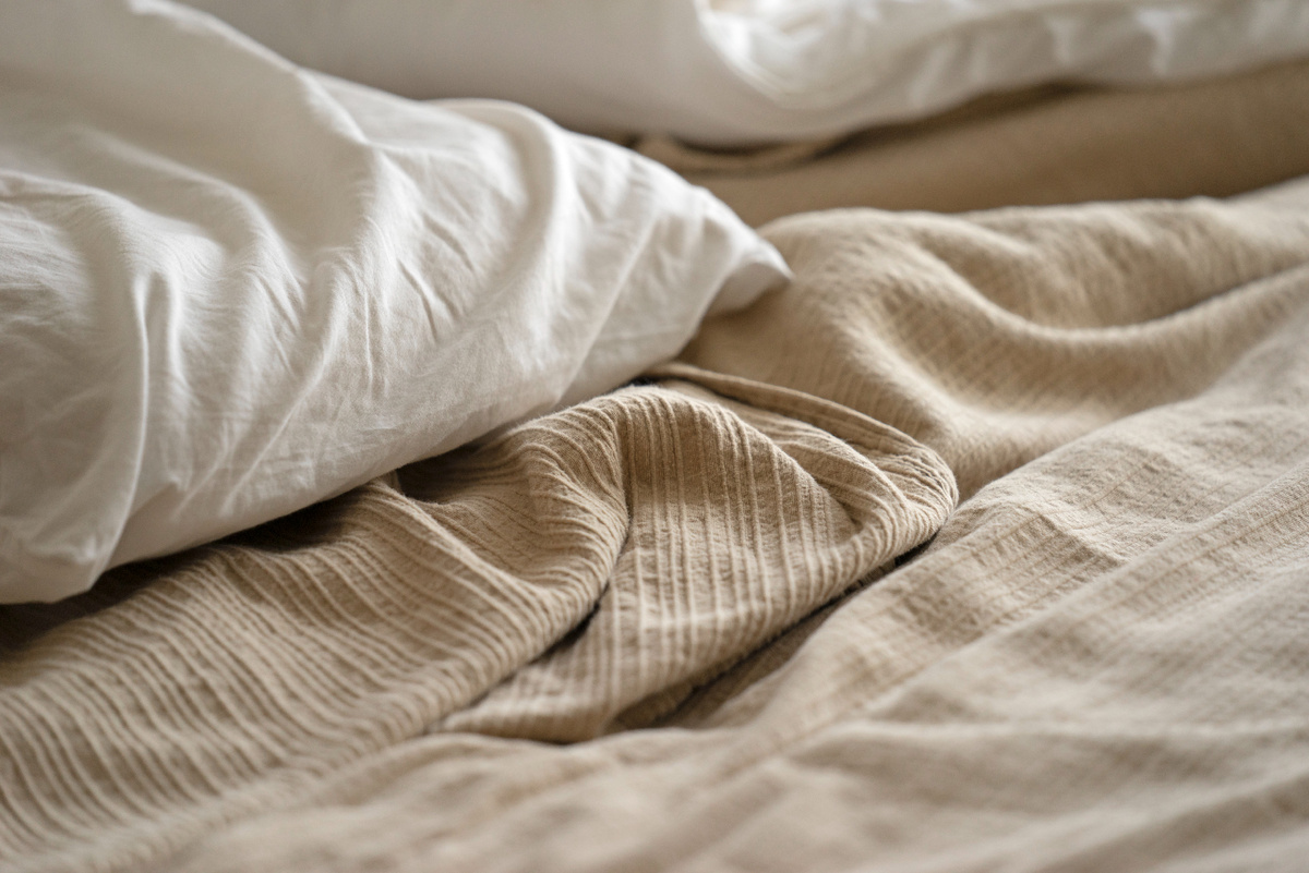 <a href="https://ru.freepik.com/free-photo/closeup-bedding-pillow-sheets_11183394.htm#fromView=search&page=1&position=1&uuid=e681362b-68ae-43d5-81b7-1e95ee7af20b&query=%D0%BF%D0%BE%D1%81%D1%82%D0%B5%D0%BB%D1%8C%D0%BD%D0%BE%D0%B5+%D0%B1%D0%B5%D0%BB%D1%8C%D0%B5">Изображение от wirestock на Freepik</a>