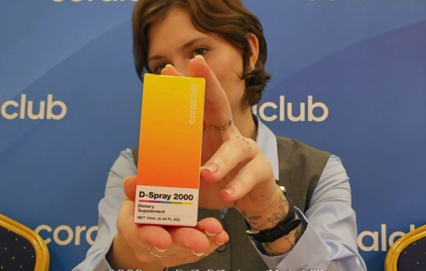 Сотрудиник Coral Club с подарком от компании.