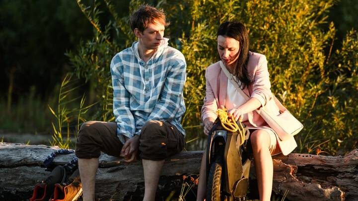  Кадр из сериала «Как Деревянко Чехова играл» (2026): Роман Фомин и Анастасия Попова / Фото: Компания «Арт Пикчерс Вижн», телеканал СТС