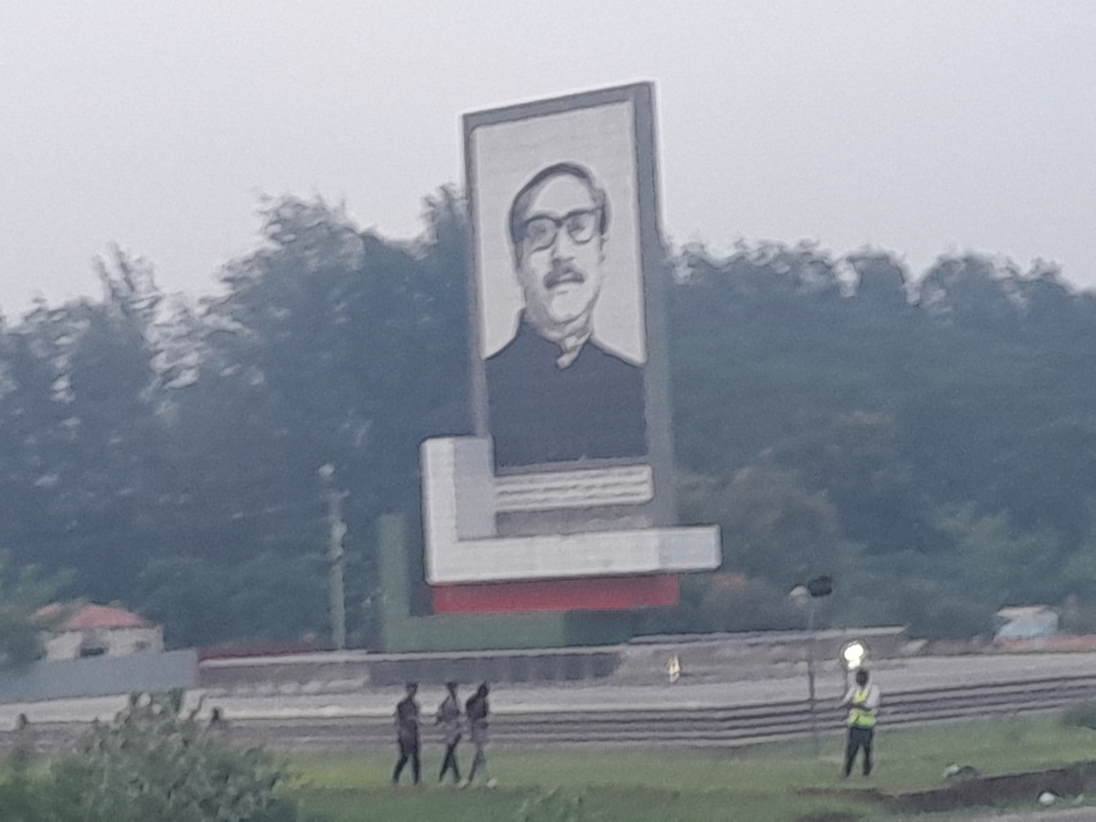 Монумент Шейху Муджибуру Рахману перед мостом Бангабандху (Джомуна)