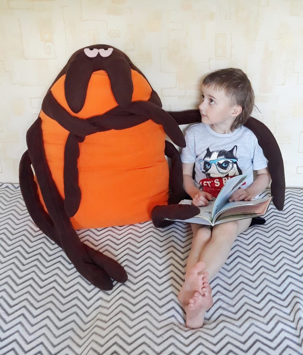 Иллюстрирует статью клещ, которого я шила лет семь назад для ветеринарного мероприятия в Москве. В паре с красавцем-клещом ещё блоха была.