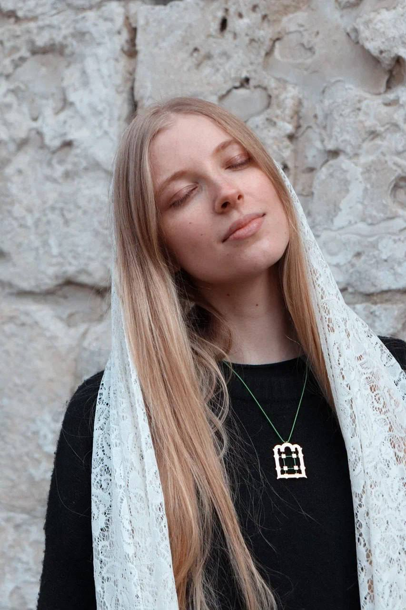 Украшение на модели — масштаб человеческого тела возвращает храмовому чертежу почти иконную фронтальность.