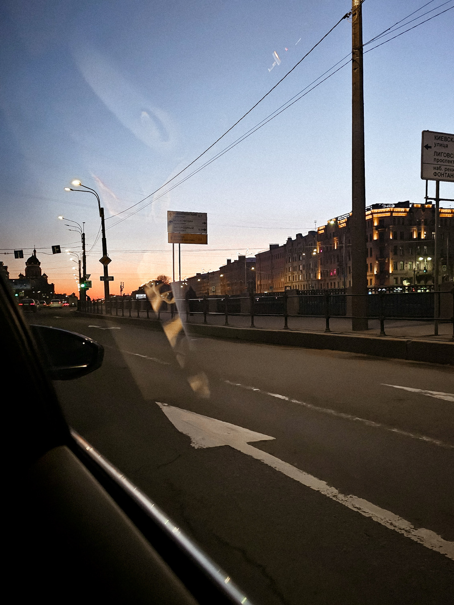 Ехали с вокзала, и я не уставала восхищаться Петербургом в лучах заходящего солнца