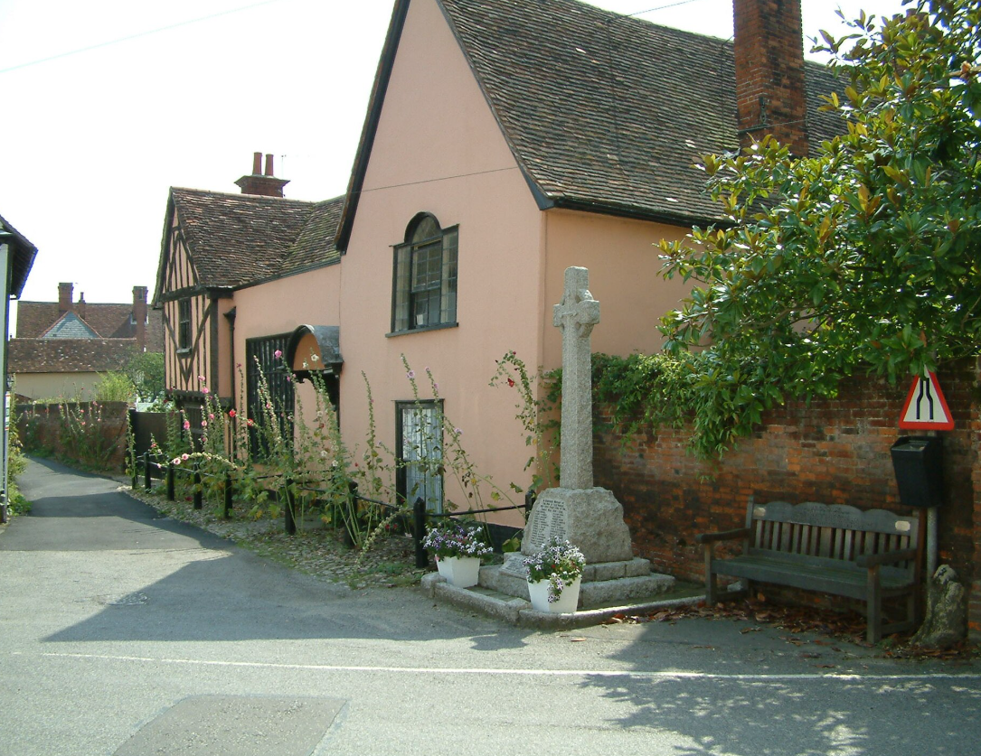 Дом со стороны дороги. https://commons.wikimedia.org/wiki/File:Alston_Court_and_War_Memorial,_Nayland_Village_centre.jpg