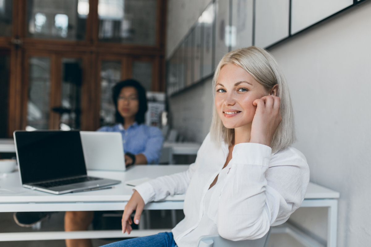 <a href="https://ru.freepik.com/free-photo/female-web-developer-posing-with-smile-office-while-her-asian-male-colleague-working-project-chinese-marketer-using-laptop-sitting-table-with-pretty-european-manager_10484501.htm#fromView=search&page=2&position=9&uuid=c058b9b1-2f04-4648-a686-26976cf51e22&query=%D0%B4%D0%B5%D0%B2%D1%83%D1%88%D0%BA%D0%B0+%D0%BE%D1%84%D0%B8%D1%81">Изображение от lookstudio на Freepik</a>