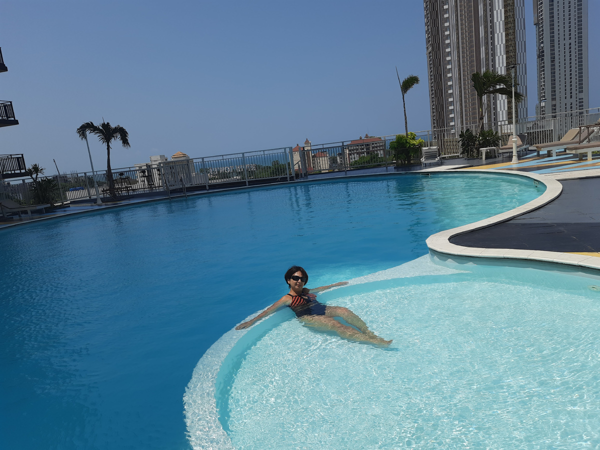 В бассейне нашего кондоминиума