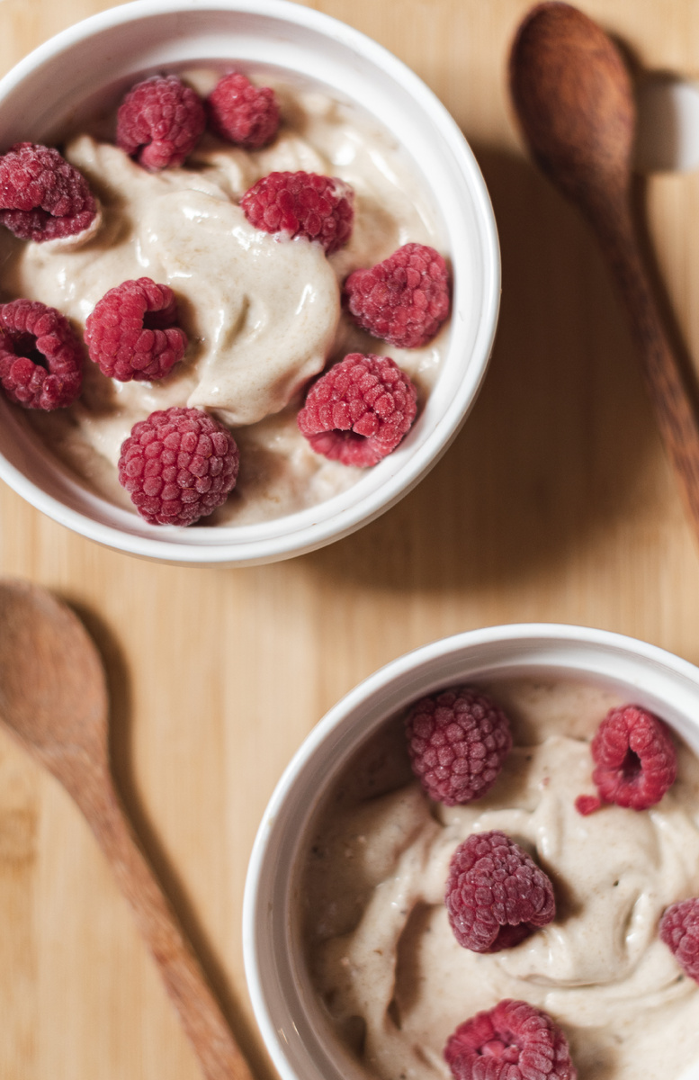 Банановое мороженое с малиной