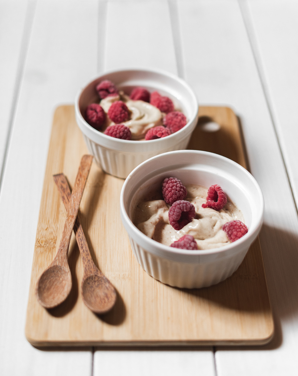 Банановое мороженое с малиной