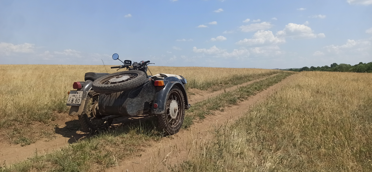 Мотоцикал Днепр МТ-11 в Донецких степях 