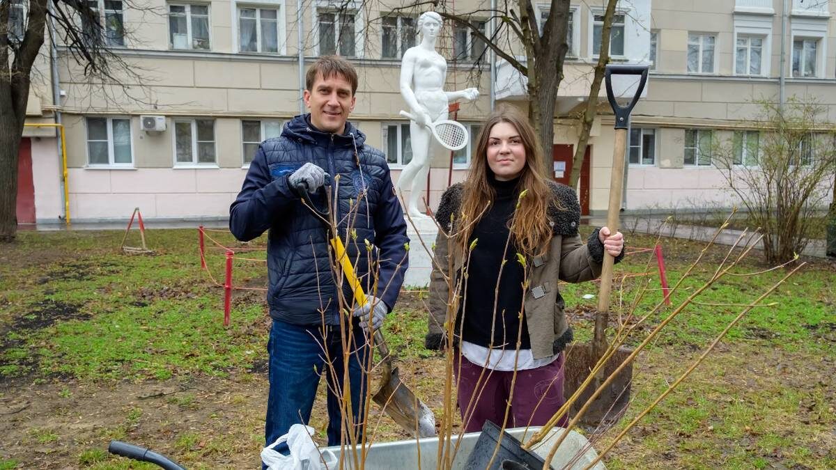    Участники ретро-субботника Дарья Иванова и Александр Ищенко / Фото: Дмитрий Дубинский / Вечерняя Москва