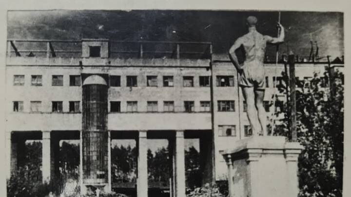  «Копьеносец» скульптора Дмитрия Петровича Шварца на улице Маршала Василевского. Фото 1946 года / Фото: Pastvu.com