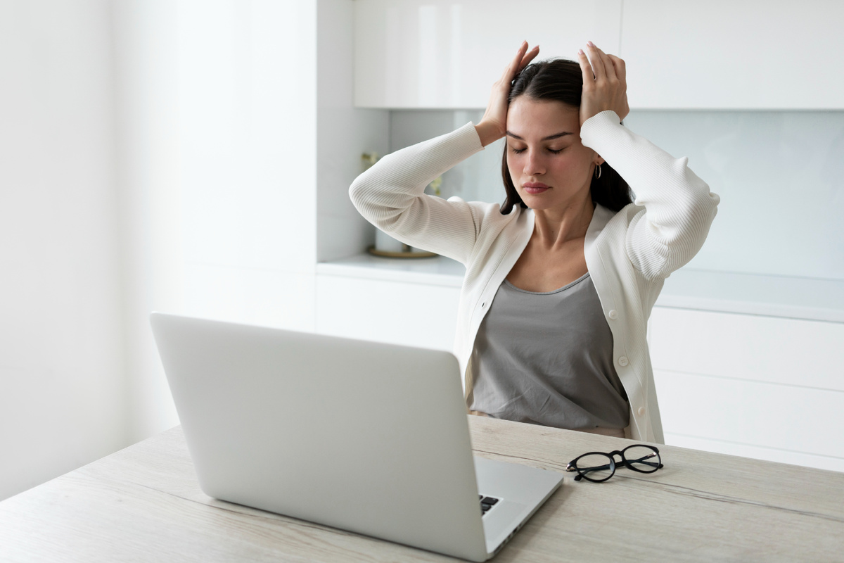 <a href="https://ru.freepik.com/free-photo/medium-shot-quarantined-woman-working-from-home_26394076.htm#fromView=search&page=1&position=0&uuid=d06acd03-03e2-4716-8a5f-e23542eedaf6&query=%D1%81%D1%82%D1%80%D0%B5%D1%81%D1%81">Изображение от freepik</a>