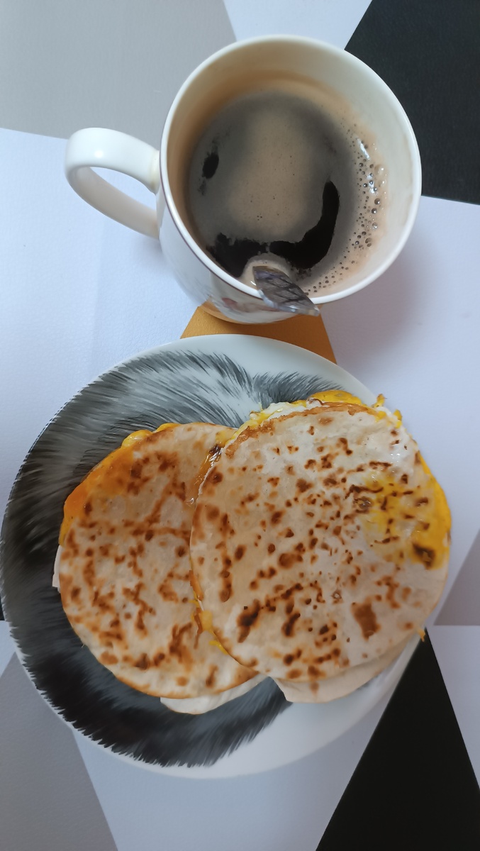 Мини лаваш, яйцо и сыр, кофе