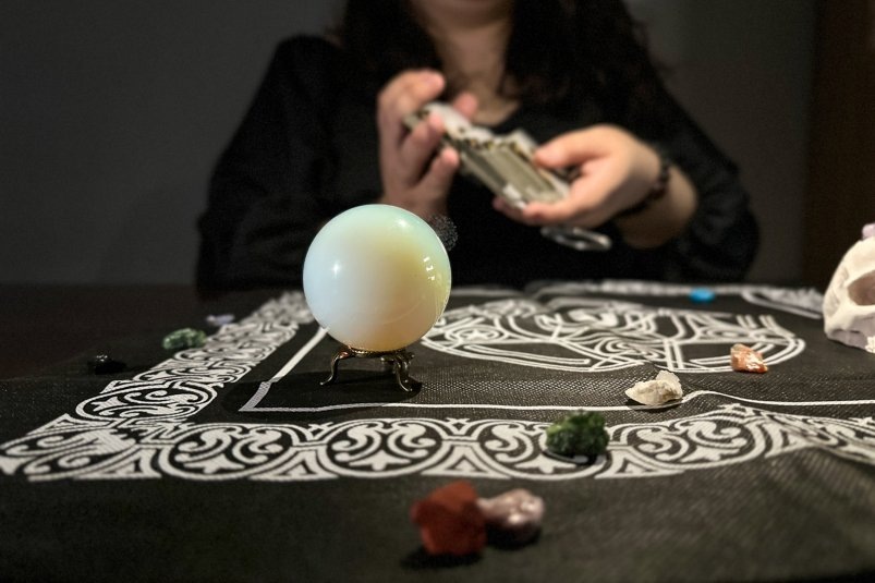 "На кладбище за добычей": гадалка Омска разорила клиентку на 400 тысяч через ритуал на могиле