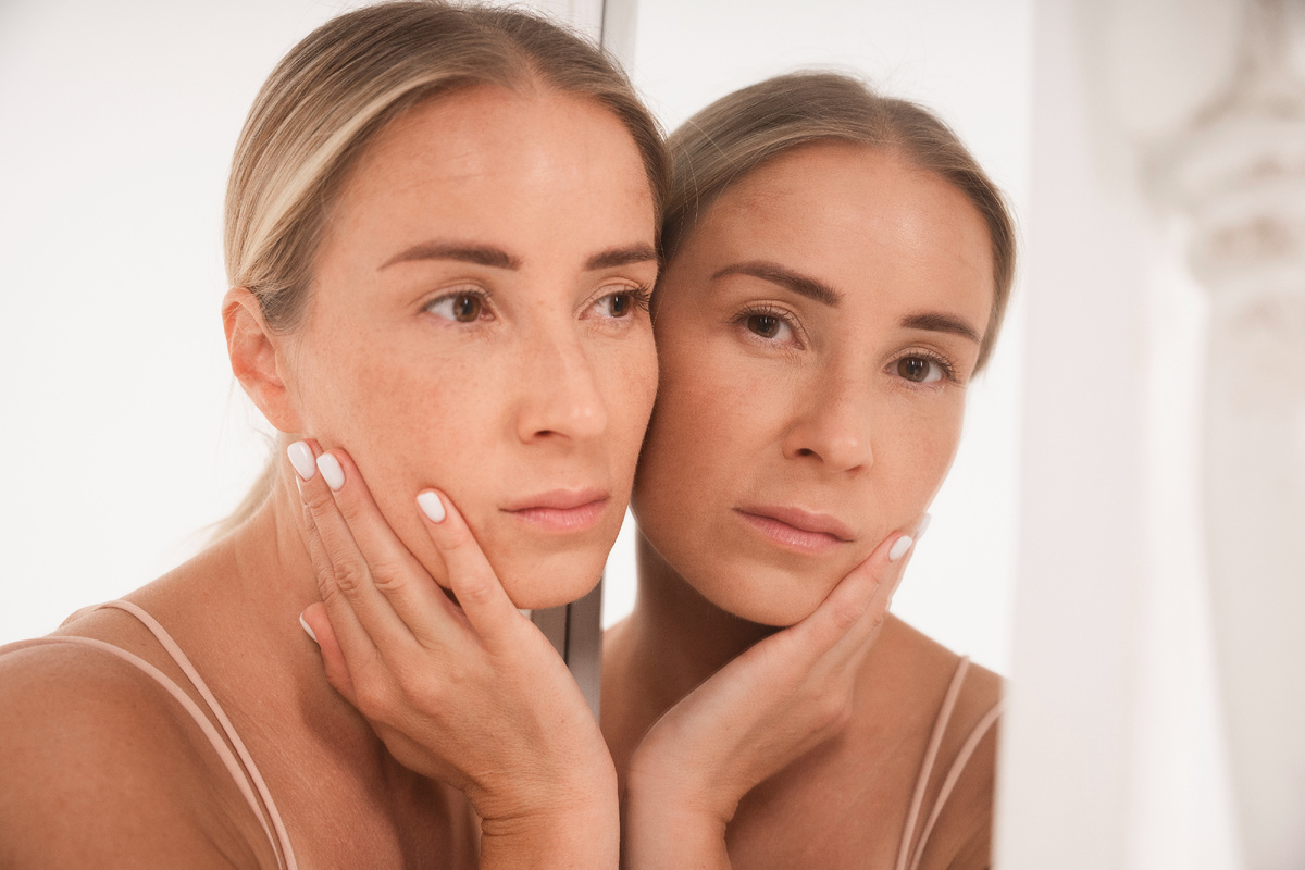 <a href="https://ru.freepik.com/free-photo/woman-suffering-from-body-dysmorphia_72406111.htm#fromView=search&page=1&position=17&uuid=3cfd8dd5-2b04-4362-a34a-899cb25203b1&query=%D1%81%D1%82%D0%B0%D1%80%D0%B5%D0%BD%D0%B8%D0%B5+%D0%B4%D0%BE+%D0%BF%D0%BE%D1%81%D0%BB%D0%B5">Изображение от freepik</a>