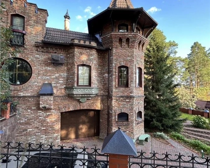 От вагончиков до мини-усадеб: какие необычные дачи продают в Красноярске и крае