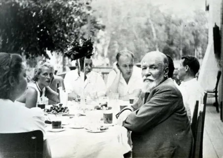 Владимир Иванович Немирович-Данченко в Горках, фотография из открытых источников Яндекса