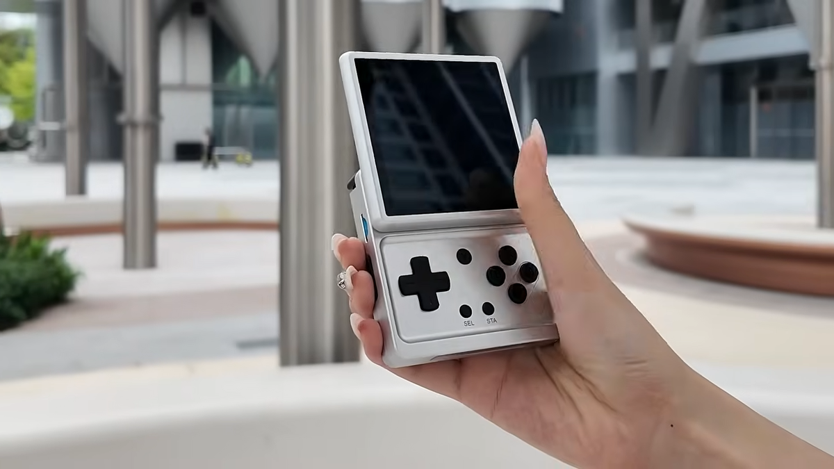    Anbernic официально показала квадратную «портативку»-слайдер RG Rotate