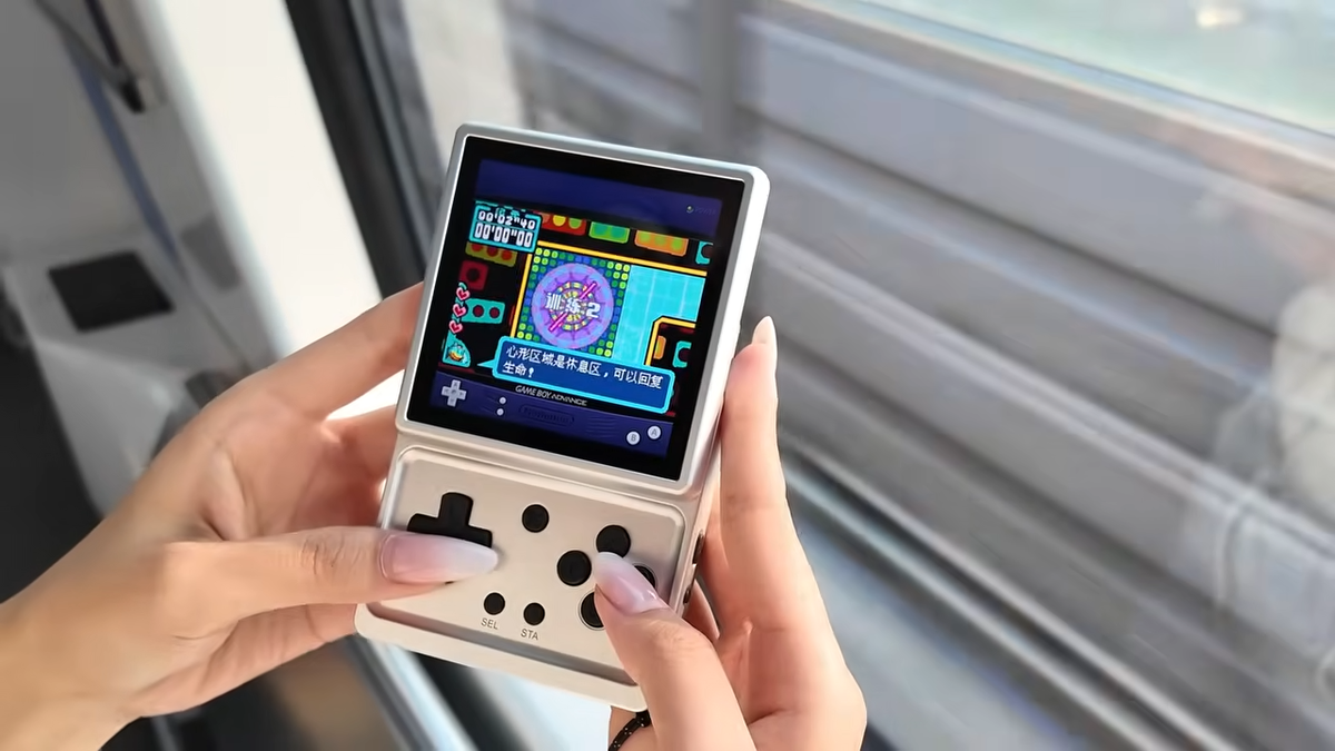    Anbernic официально показала квадратную «портативку»-слайдер RG Rotate