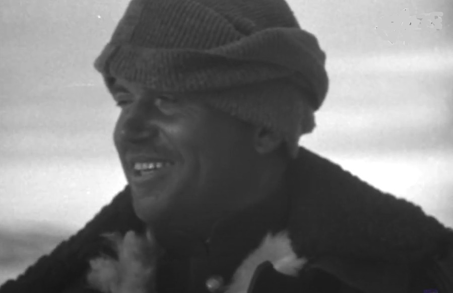 Летнаб А. Алексеев во время вынужденной посадки на льду в экспедиции по спасению людей из дирижабля Нобиле