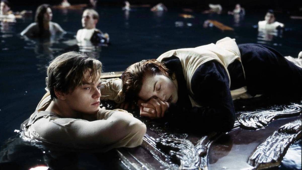    На аукцион в 2024 году также попала дверь из знаменитого фильма «Титаник», на которой спаслась героиня Кейт Уинслет / Фото: Kinopoisk.ru