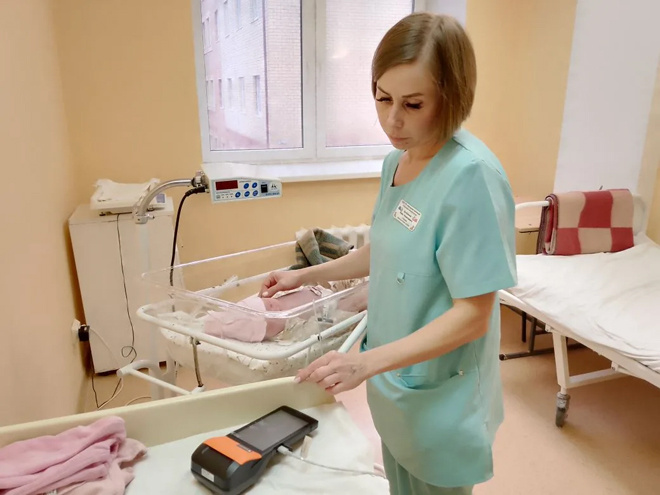 
Анна Зеленкина, старшая медицинская сестра отделения новорождённых и медсестра аудиологического скрининга