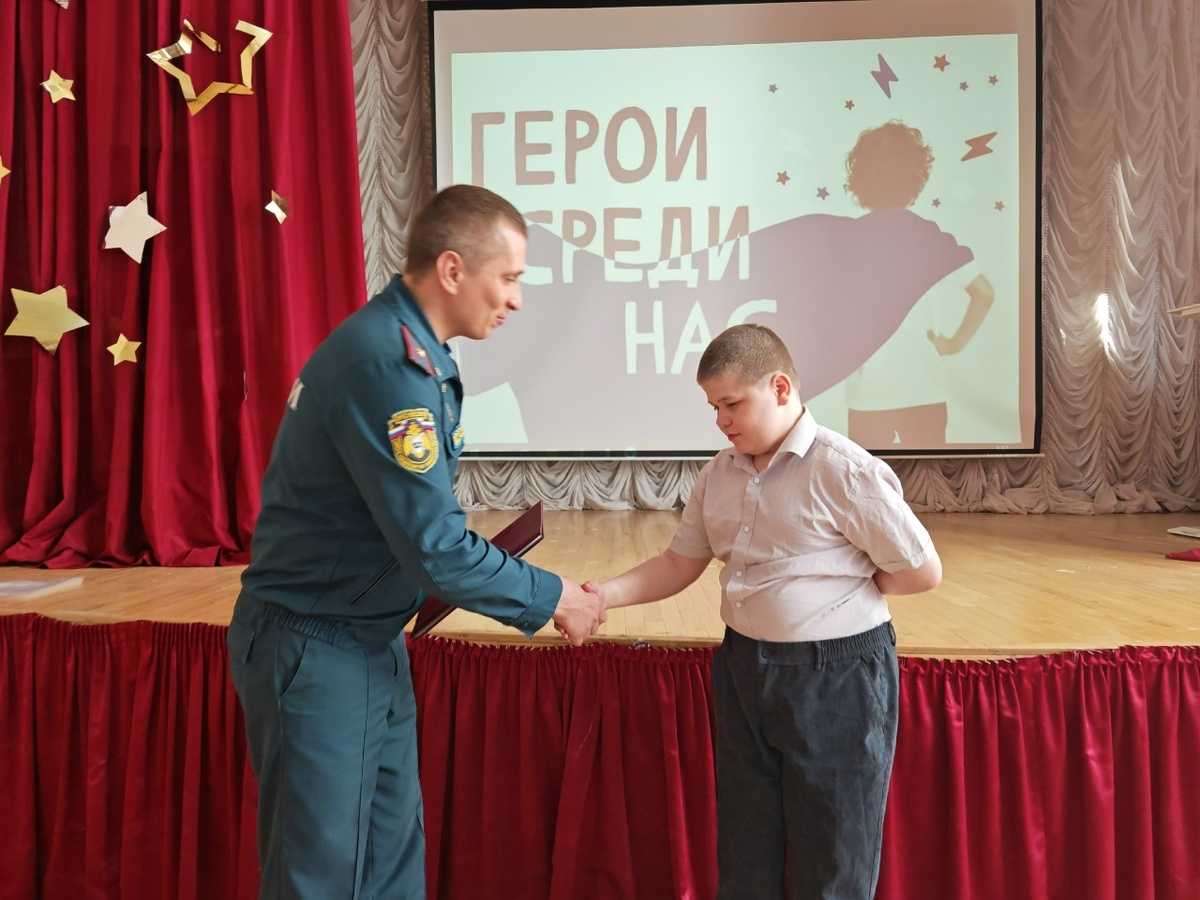Рядом не оказалось взрослых, которые могли бы подсказать, как действовать. Решение пришлось принимать самому. И он принял единственно верное.