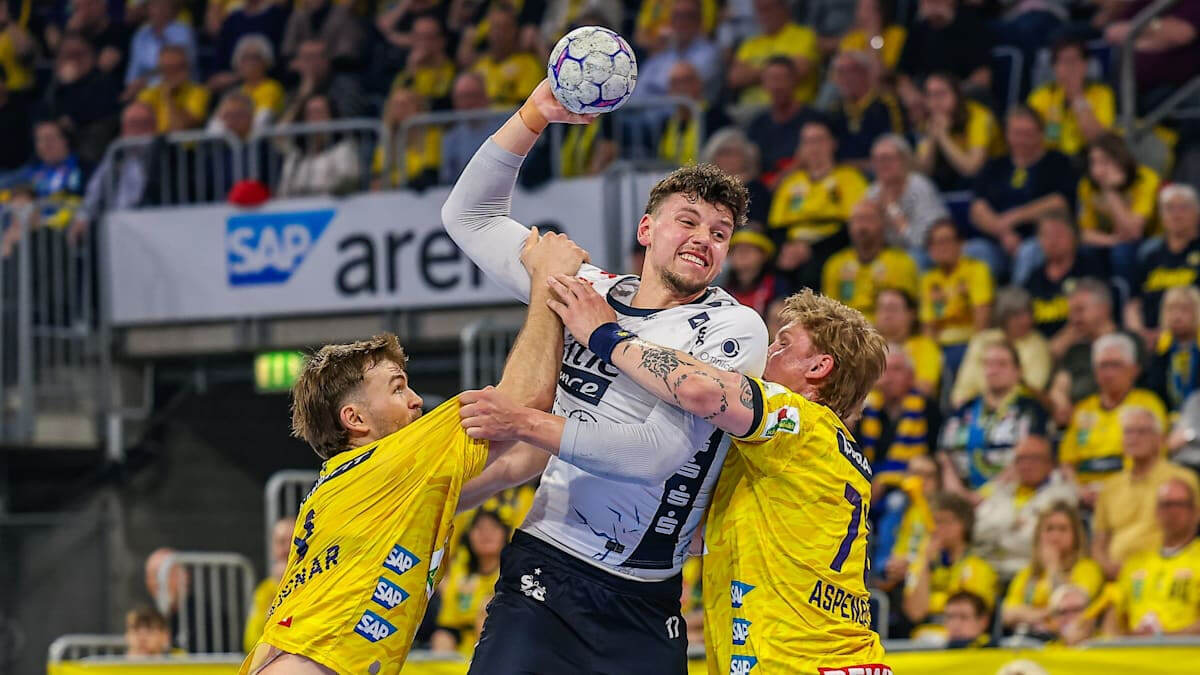    Марко Гргич продирется сквозь защиту "рейнских львов"