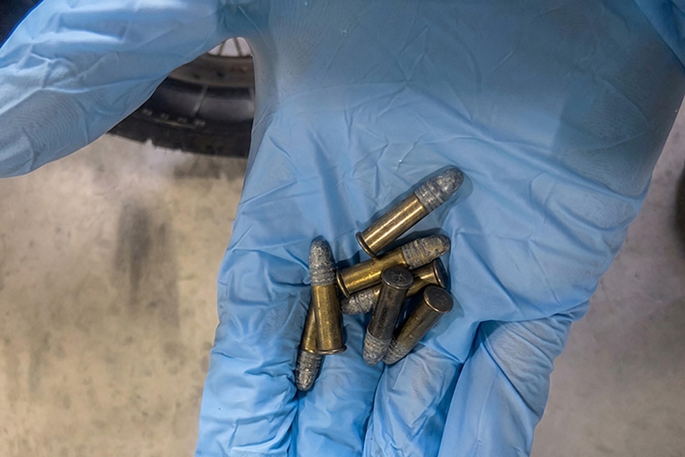    В кофре одного из мотоциклов нашли патроны для нарезных мелкокалиберных винтовок и карабинов. / Фото: Пресс-служба Новороссийской таможни