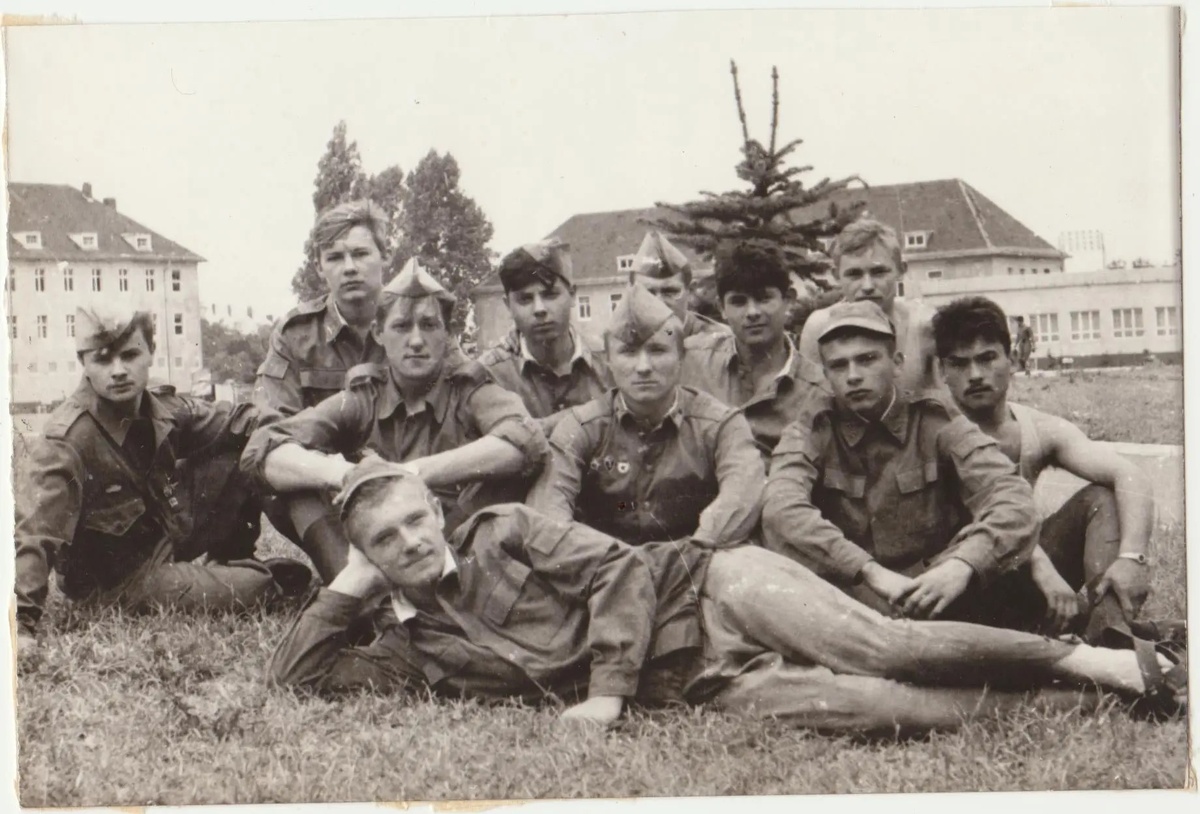    Наумбург, 1989–1990 годы. Вместе с однокурсниками Александр Ястреб (на фото в центре) выполнял задачи по противодействию неофашистским организациям в ГДР