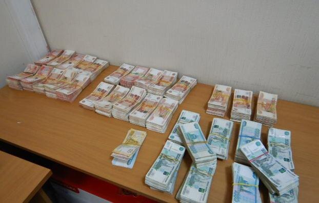 Где взял?? Дворник-мигрант с 25 миллионами в чемодане пытался вылететь в Душанбе